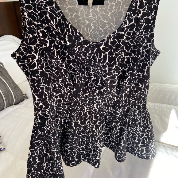 Deletta Black Dress with Leaf Print – Flare & Flattering Shape - Picture 4 of 5